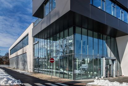 Fasáda s imitací betonu na nové budově SMS Elektro 